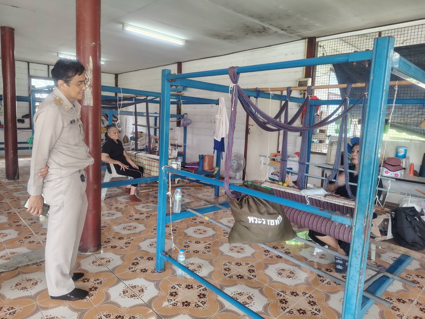 สพอ.นครหลวง สำรวจข้อมูลการผลิตผ้าทอสีดำของกลุ่มทอผ้าในพื้นที่
