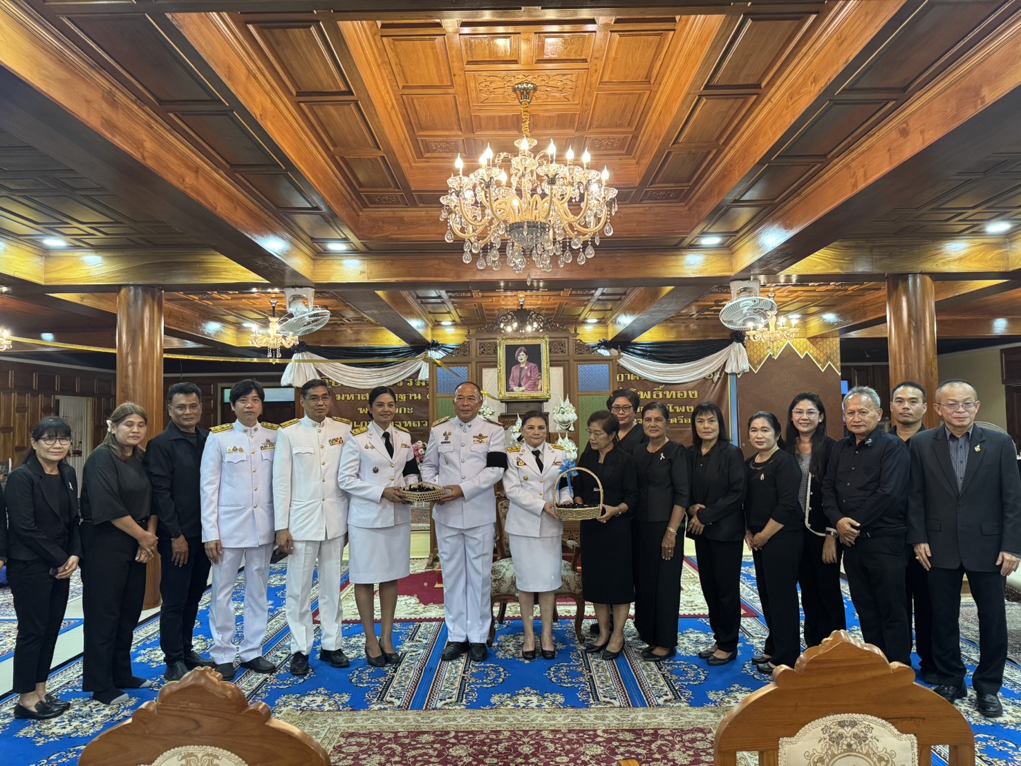 พช.นครหลวง พร้อมคณะสตรี น้อมถวายความอาลัย จัดทำเข็มกลัดริบบิ้นไว้ทุกข์ มอบนายอำเภอ แจกจ่ายแก่ประชาชน