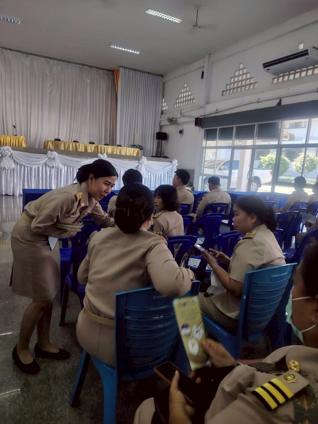 สพอ.นครหลวง🖼️  📖แจกแผ่นพับการบริหารการจัดเก็บข้อมูลความจำเป็นพื้นฐาน (จปฐ.) ประชาสัมพันธ์เชิญชวนการจัดเก็บข้อมูลความจำเป็นพื้นฐาน(จปฐ.) ประจำปี 2569