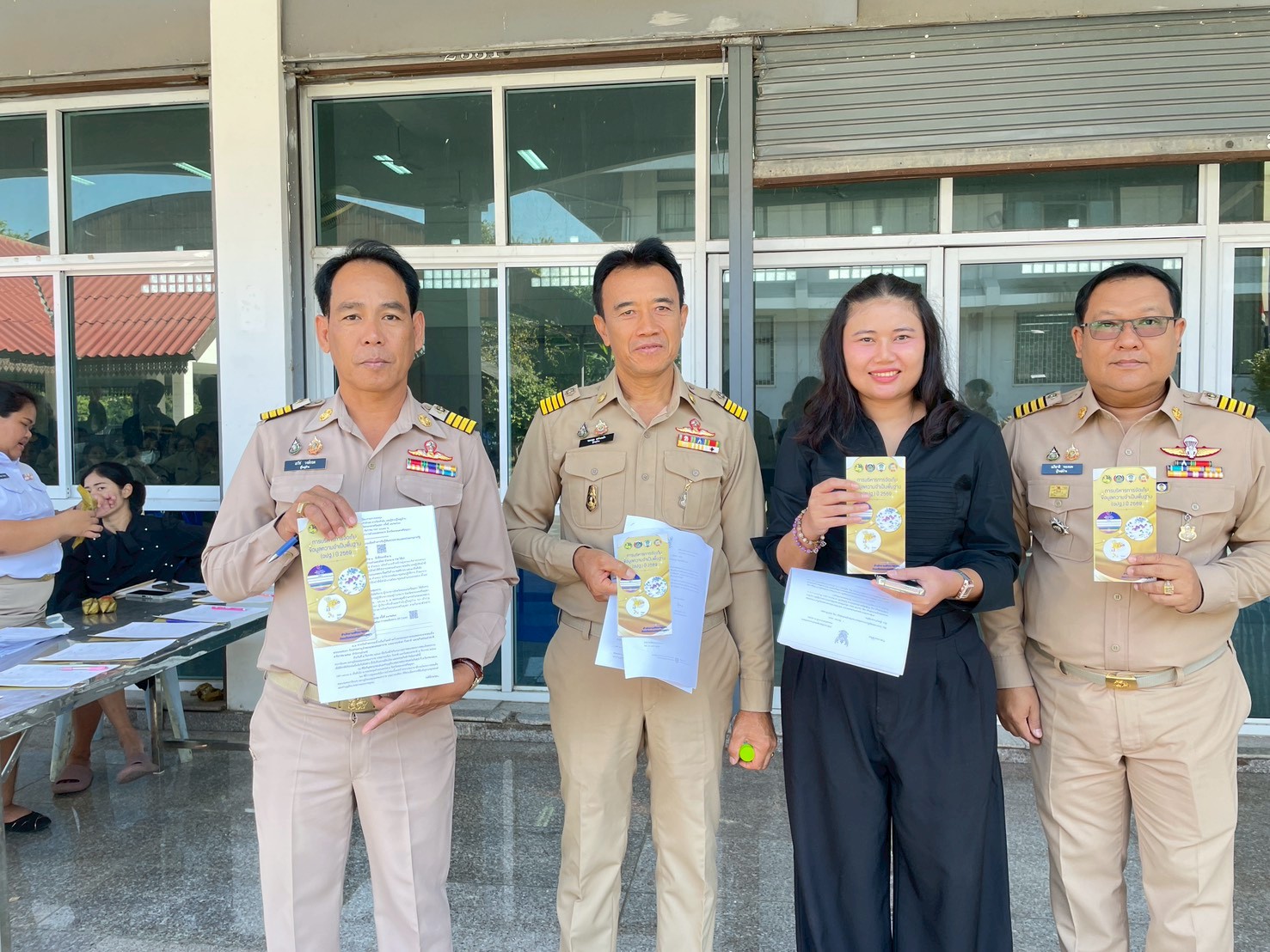 สพอ.นครหลวง  แจกแผ่นพับการบริหารการจัดเก็บข้อมูลความจำเป็นพื้นฐาน (จปฐ.) ประชาสัมพันธ์เชิญชวนการจัดเก็บข้อมูลความจำเป็นพื้นฐาน(จปฐ.) ประจำปี 2569